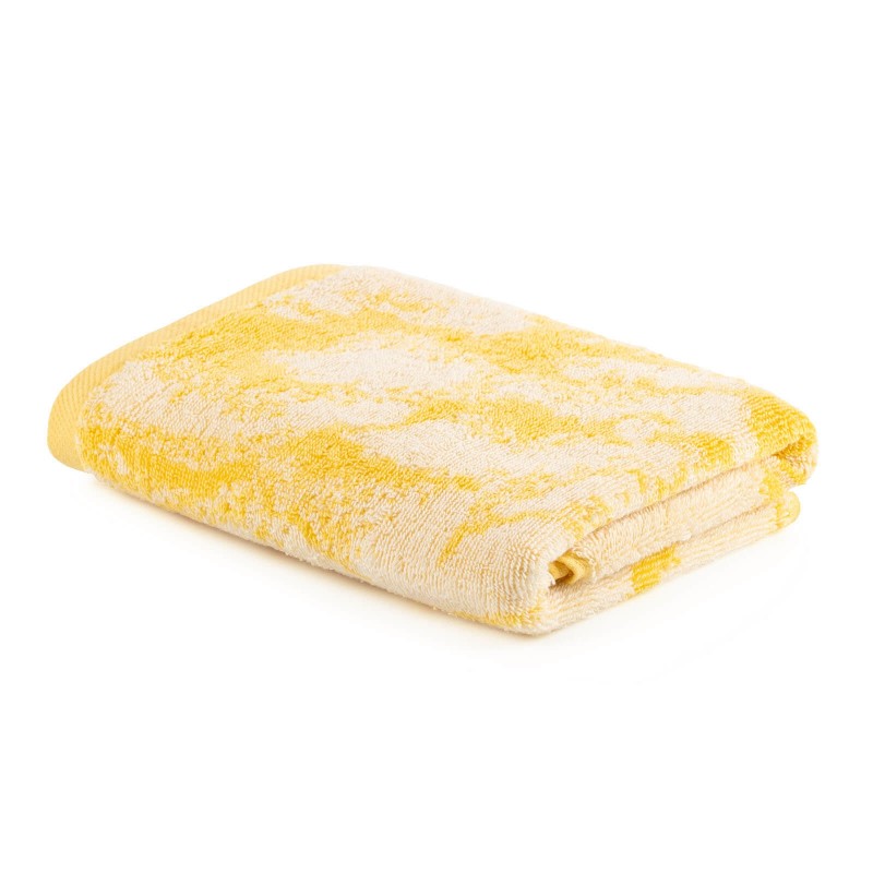 Doživite luksuznu udobnost u svojoj kupaonici! Kvalitetan ručnik Prima J od pamučnog frotira je izdržljiv, mekan, upijajući i brzo se suši. S motivom žakard mramora. Ručnik je periv na 60 °C.