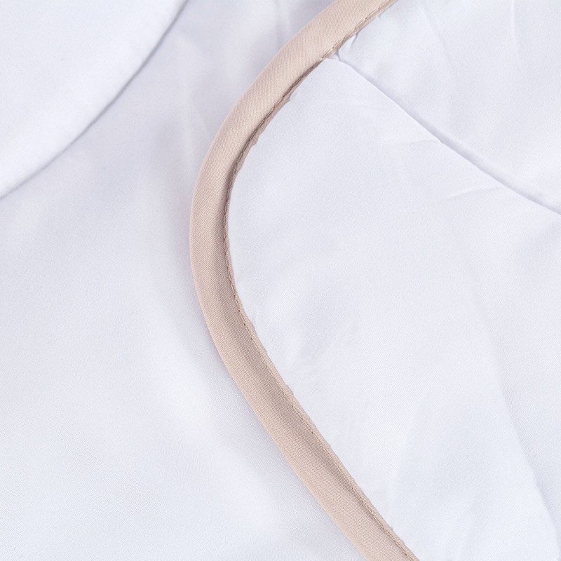 Cjelogodišnji pokrivač SleepBamboo s bambusovim vlaknima oduševit će vas udobnošću u svim godišnjim dobima. Kombinacija kvalitetnih mikrovlakana i prirodnih bambusovih vlakana sa svojom izuzetnom sposobnošću upijanja i odvajanja vlage nudi ugodnost onima koji se puno znoje tijekom spavanja. Pokrivač se u cijelosti može prati na 60 °C.