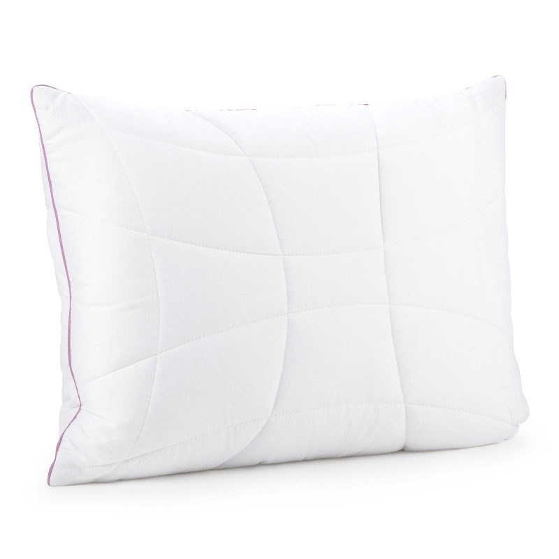 Klasičan oblik jastuka Lavander Provance je univerzalan jer je prikladan za sve položaje spavanja. Nježan miris lavande, koji smiruje, uklanja iscrpljenost i nesanicu, daje vam dodatnu udobnost dok spavate. Jastuk je u cijelosti periv na 60°C.
