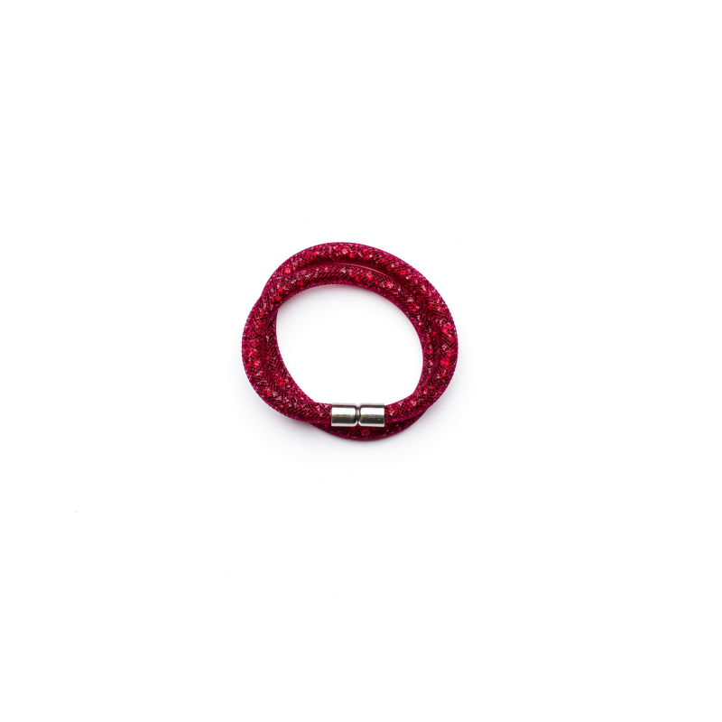 Narukvica Susie Q je popularan komad nakita koji ćete rado nositi u slobodno vrijeme, u školi ili na poslu. U bijeloj, srebrnoj, tamnoplavoj, ljubičastoj boji i boji fuksije. Duljina 40 cm sa zatvaranjem na magnet.