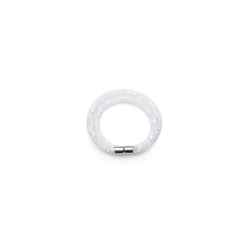 Narukvica Susie Q je popularan komad nakita koji ćete rado nositi u slobodno vrijeme, u školi ili na poslu. U bijeloj, srebrnoj, tamnoplavoj, ljubičastoj boji i boji fuksije. Duljina 40 cm sa zatvaranjem na magnet.