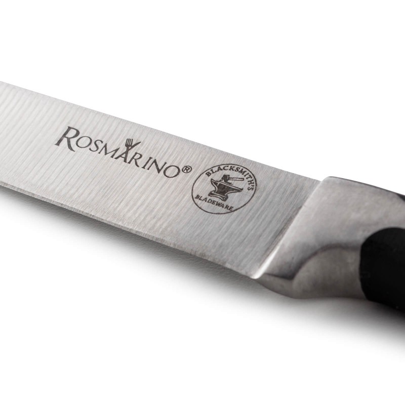 Savršen kuhinjski nož Rosmarino Blacksmith's Utility za svakog kuhara! Svojim oblikom manji nož idealan je za guljenje, rezanje i usitnjavanje hrane. Oštrica je proizvedena od nehrđajućeg čelika njemačke kvalitete, a izdržljiva ručka izrađena je od visokokvalitetne ABS plastike koja dopušta maksimalna opterećenja. Profesionalna oštrina bit će vam od velike pomoći kada trebate brzo i precizno narezati hranu na tanje kriške i manje komade. Prednost noža je dvostrana oštrica, ručno oštrena pod kutom od 15 ° za dugotrajnu oštrinu i trajnost. Zbog posebnog brušenja nož je dodatno otporan na koroziju, hrđu i mrlje. Nož se lako čisti pod tekućom vodom s malo deterdženta.