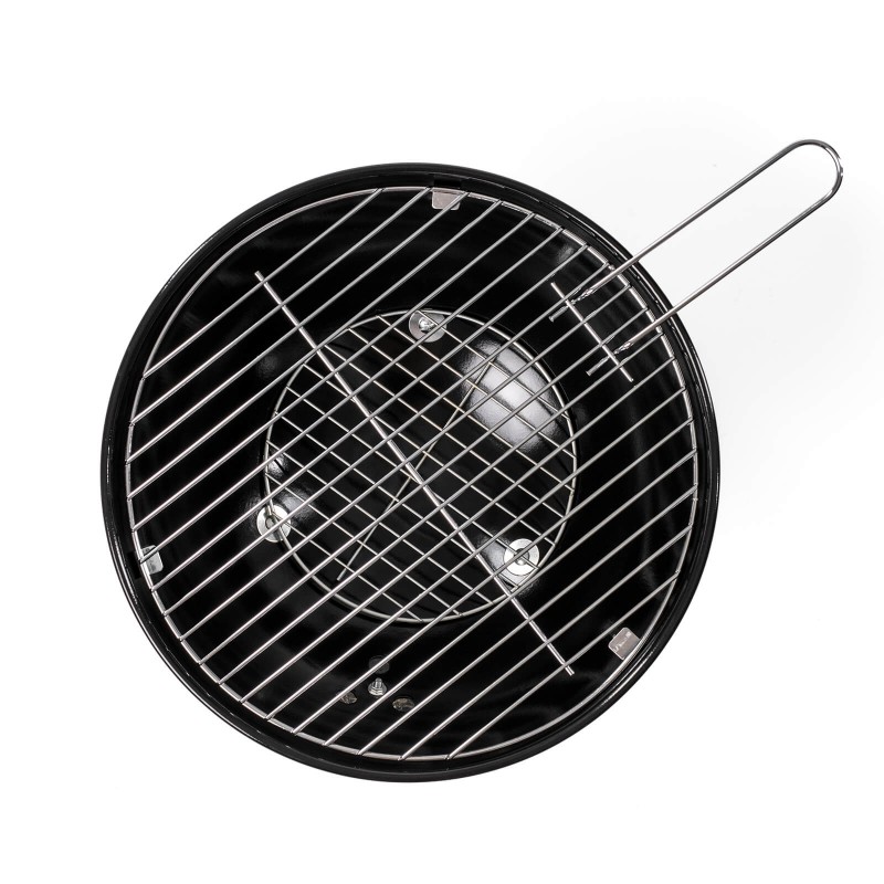Praktičan manji roštilj na ugljen Rosmarino Blacksmith's za sve ljubitelje roštilja i pečenja na otvorenom. Konstrukcija roštilja od čvrstog čelika, s emajliranim premazom za još veću otpornost na visoke temperature. Kromirana rešetka dimenzije 36 cm, dovoljno velika da ćete na njoj ispeći meso, ribe i povrće. Poklopac omogućuje pečenje s cirkulacijom zraka, dok će se zračni ventili na poklopcu i posudi pobrinuti za održavanje vatre i ravnomjernu cirkulaciju u posudi. Idealan izbor kada želite obogatiti okus mesa i povrća sa aromatičnim čipsom koji jednostavno stavite na ugljen direktno ispod mesa za aromatičnu i dimljenu hranu.