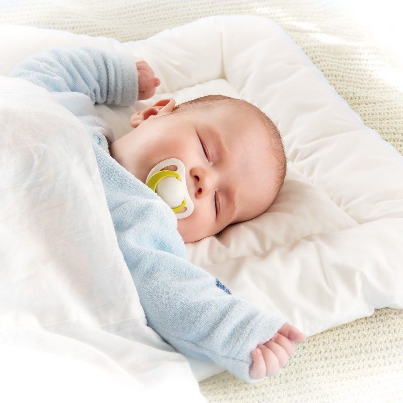 Set dječjeg jastuka i pokrivača Meow prikladan je za spavanje tijekom prvih dječjih mjeseci. Jastuk zbog svoje visine i oblika pruža punu potporu djetetovoj glavi, nizak je i mekan, pomaže bebi da mirnije spava. Neobrađena pamučna tkanina potpuno je prirodna i prikladna za osjetljivu dječju kožu. Bambusova vlakna u punjenju savršeno upijaju vlagu i održavaju prostor za spavanje svježim. Kombinacija nebijeljenog pamuka i bambusovih vlakana osigurava da se vaše dijete ne znoji dok spava. Udio mikrovlakana u punjenju osiguravaju mekoću i povećavaju prozračnost. Set je u cijelosti periv na 60 ° C, a također je prikladan za djecu s alergijom i astmatičare.