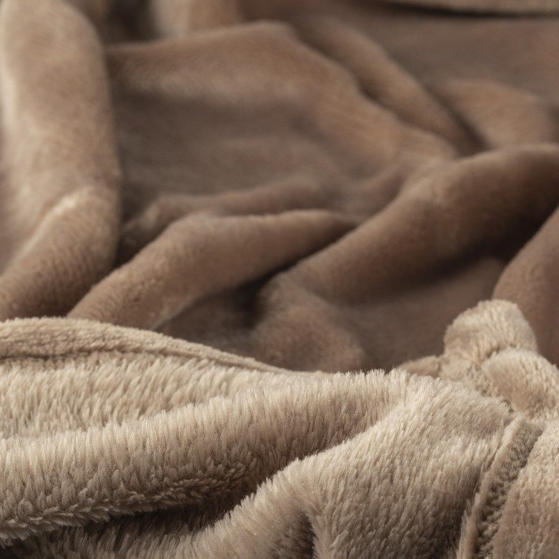 Mekani dekorativni pokrivač Anna od visoko kvalitetnih mikrovlakana za ugodne trenutke udobnosti i opuštanja na svakom koraku: u spavaćoj sobi, dnevnoj sobi, na izletu ili pikniku. Različite boje za svaki kutak vašeg doma. Ukrasni pokrivač također može biti poklon koji će oduševiti vaše najmilije. Pokrivač kje periv na 40 °C.
