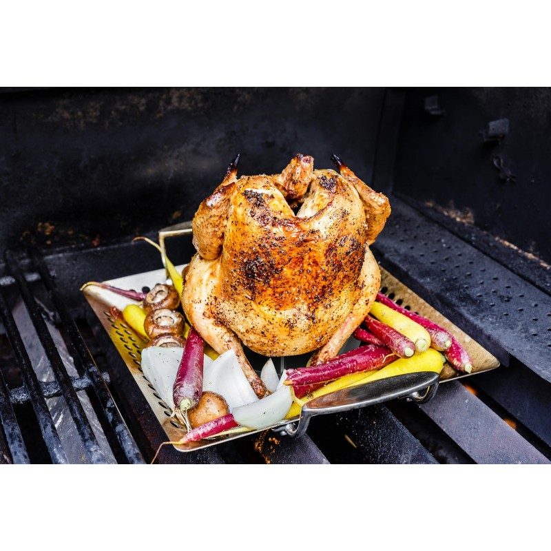 Izuzetno praktičan set stalka i kista za pečenje piletine, primjeren je za upotrebu u pećnici ili na roštilju. Jednostavno postavite piletinu, puretinu ili patku okomito na stalak i počnite peći. Ovakav način pečenja omogućava da ravnomjerno cirkulira zrak sa svih strana, osiguravajući da je meso savršeno pečeno i dobiva savršeno hrskavu kožu. Možete koristiti sok od mesa iz posude stalka, za ukusne umake i preljeve kako biste dodatno poboljšali okus jela. Stalak također možete lako staviti u tepsiju za pečenje, tako da istovremeno možete ispeći povrće ili krumpir. Set uključuje i silikonski kist koji se može koristiti za nanošenje različitih preljeva ili marinada na meso tijekom pečenja. Zbog male veličine, lako ga možete ponijeti sa sobom na piknik ili kampiranje. Jednostavno čišćenje i u perilici posuđa. 
