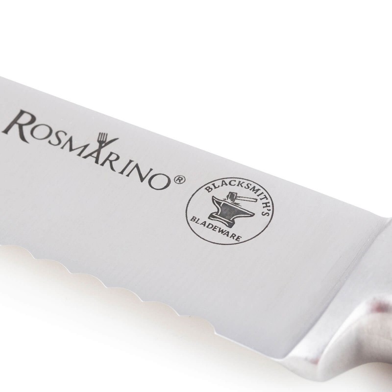 Čelični nož za kruh Rosmarino Blacksmith's Oštrica je izrađena od nehrđajućeg čelika njemačke kvalitete, a izdržljiva ručka izrađena je od visokokvalitetne ABS plastike, koja omogućuje maksimalno opterećenje. Profesionalna oštrina bit će vam od velike pomoći kako bi se kriške kruha točno i ravnomjerno rezale. Prednost noža je dvostrana oštrica, ručno oštrena pod kutom od 15 ° za dugotrajnu oštrinu i trajnost. Nož se lako čisti pod tekućom vodom s malo deterdženta.