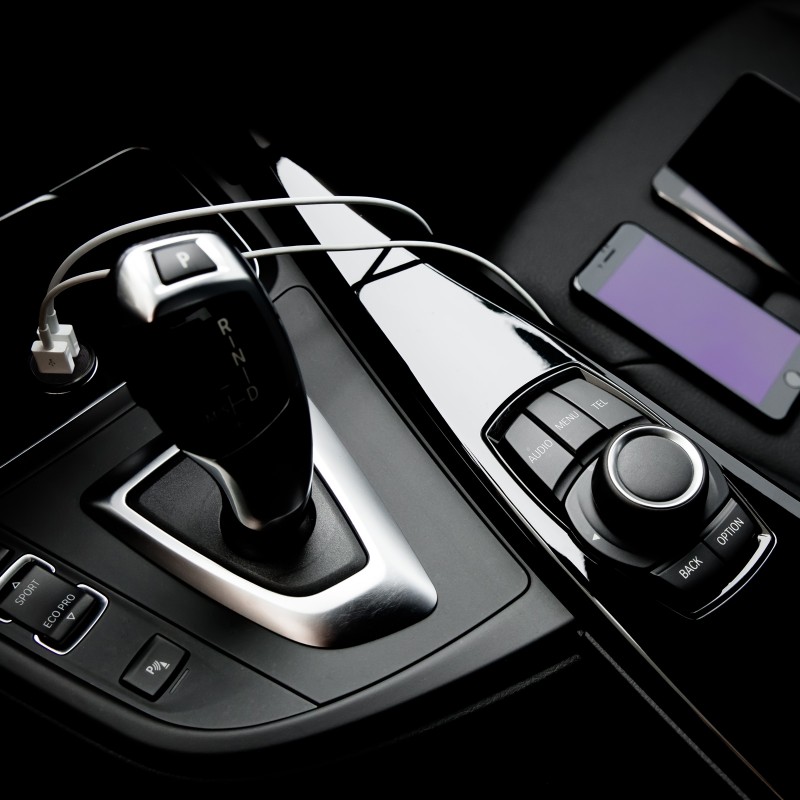 Dupli brzi automobilski punjač za telefon s USB-lightning kablom Vita2Go