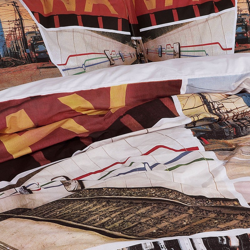 Vrijeme je za potpuno uživanje u modernim pamučnim posteljinama! Posteljina Railway od renforce platna, mekane tkanine, jednostavne za održavanje. Neka vas oduševi moderan dizajn za udoban i ugodan san. Posteljina je periva na 40 °C.