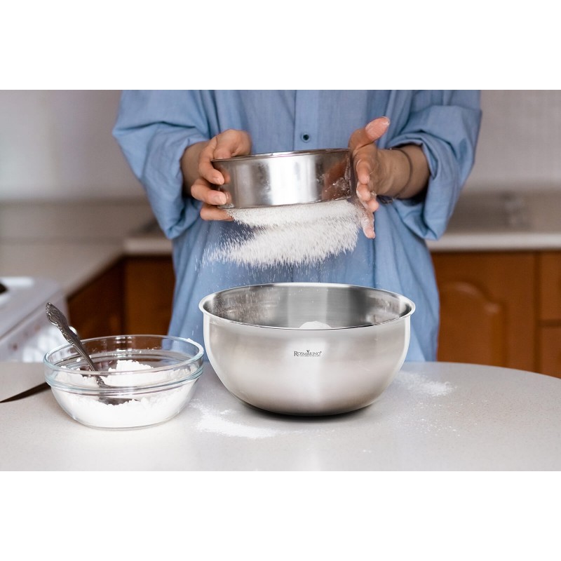 Posuda za miješanje Rosmarino Pour&Cook je savršeno pomagalo za vaša kulinarska umijeća. Savršena za miješanje i pripremu salata, priloga ili miješanje mase za slastice i razna peciva. Zdjela je izrađena od kvalitetnog nehrđajućeg čelika, otpornog na udarce, oštećenja i mrlje nakon pranja. Praktična za pohranu i otporna na niže temperature - čak i zamrzivač. Razveselite ukućane i poslužite u estetski dizajniranoj zdjeli razne salate, peciva ili priloge. Ne upija mirise. 