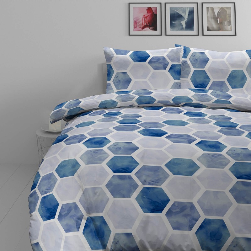 Vrijeme je za potpuno uživanje u modernim pamučnim posteljinama! Posteljina Hexagon Dreams od mekanog pamučnog satena koji je satkan od visokokvalitetnog, tankog tkanja. Posteljina od satena je prekrasan ukras vaše spavaće sobe, a u isto vrijeme odličan izbor za udoban i ugodan san. Posteljina je periva na 40 °C.
