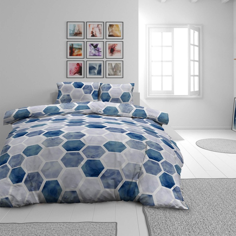 Vrijeme je za potpuno uživanje u modernim pamučnim posteljinama! Posteljina Hexagon Dreams od mekanog pamučnog satena koji je satkan od visokokvalitetnog, tankog tkanja. Posteljina od satena je prekrasan ukras vaše spavaće sobe, a u isto vrijeme odličan izbor za udoban i ugodan san. Posteljina je periva na 40 °C.