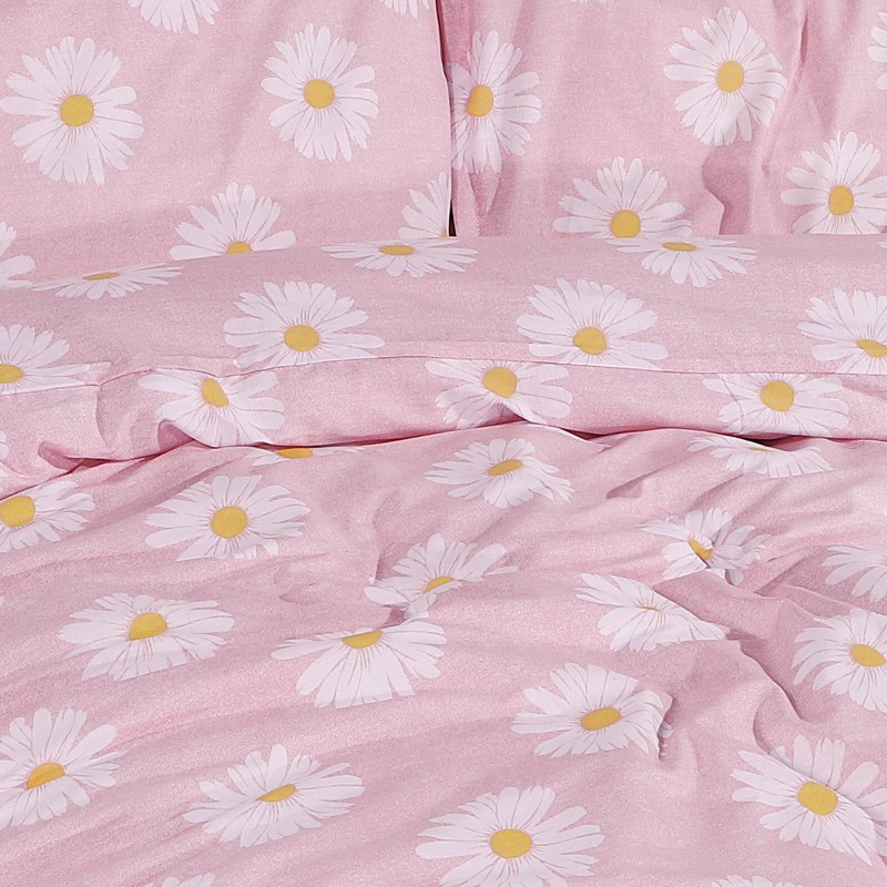 Vrijeme je za potpuno uživanje u modernim pamučnim posteljinama! Posteljina Daisy Dreams od renforce platna, mekane tkanine, jednostavne za održavanje. Neka vas oduševi moderan dizajn s printom za udoban i ugodan san. Posteljina je periva na 40 °C.