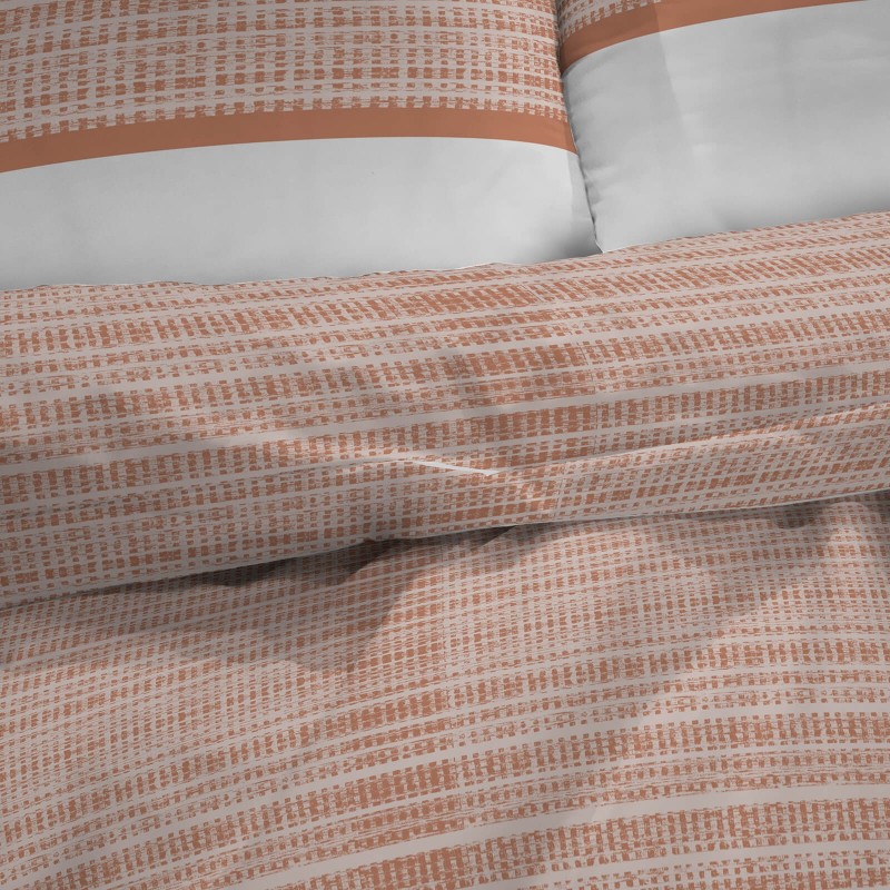 Vrijeme je za potpuno uživanje u modernim pamučnim posteljinama! Posteljina Leyla od mekanog pamučnog satena, koji je satkan od visokokvalitetnog, tankog tkanja. Posteljina od satena je prekrasan ukras vaše spavaće sobe, a u isto vrijeme odličan izbor za udoban i ugodan san. Posteljina je periva na 40 °C.