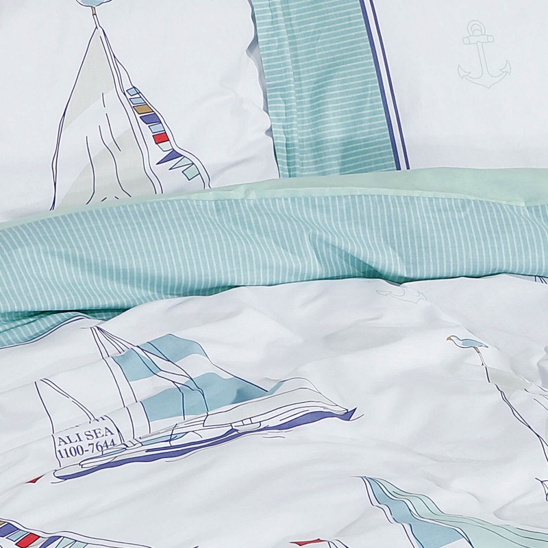 Vrijeme je za potpuno uživanje u modernim pamučnim posteljinama! Posteljina Sailing Dreams od renforce platna, mekane tkanine, jednostavne za održavanje. Neka vas oduševi moderan dizajn s printom za udoban i ugodan san. Posteljina je periva na 40 °C.