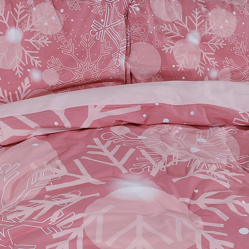 Vrijeme je za potpuno uživanje u modernim pamučnim posteljinama! Posteljina Day in Rome od renforce platna, mekane tkanine, jednostavne za održavanje. Neka vas oduševi moderan dizajn s motivom pahuljice za udoban i ugodan san. Posteljina je periva na 40 °C.