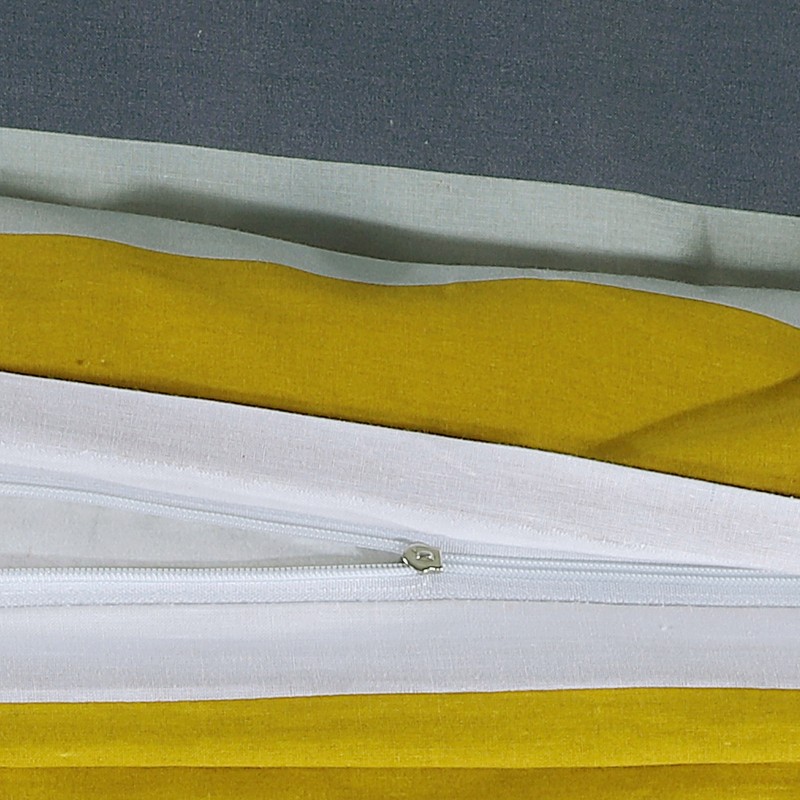 Vrijeme je za potpuno uživanje u modernim pamučnim posteljinama! Posteljina Grey Mustard od renforce platna, mekane tkanine, jednostavne za održavanje. Neka vas oduševi moderan dizajn s prugastim uzorkom za udoban i ugodan san. Posteljina je periva na 40 °C.