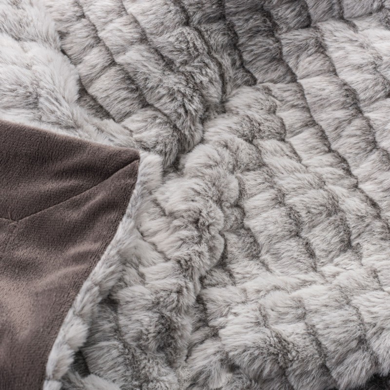 Dekorativni pokrivač Emily stvoren je za trenutke nježnosti i bezbrižnosti. Isti tren kada ćete dodirnuti i zaogrnuti se toplim pokrivačem, zaboravit ćete sve loše trenutke i jednostavno se prepustiti opuštanju. Zahvaljujući dužim vlaknima, pokrivač možete koristiti u hladnijim ljetnim večerima, kao dodatni pokrivač u hladnijim zimskim mjesecima ili kao prekrivač za krevet ili kauč. Pokrivač je periv na 30 °C.