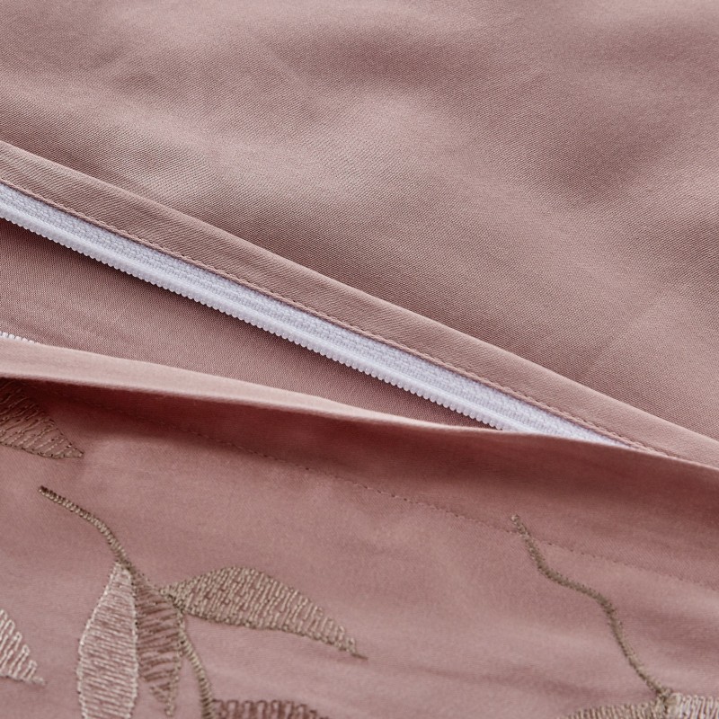 Vrijeme je za potpuno uživanje u premium posteljinama s vezenim uzorkom! Posteljina Valery od gusto tkanog 100% pamuka egipatske kvalitete, koji je satkan od visokokvalitetnog tkanja. Materijali koji dišu, izdržljiva tkanina i sjajan izgled tkanja za sve ljubitelje elegancije u nijansama svile. Posteljina se može koristiti sa obje strane, svjetlijoj i tamnijoj. Mekana i ugodna na dodir. Posteljina od satena je prekrasan ukras vaše spavaće sobe, a u isto vrijeme odličan izbor za udoban i ugodan san. Rub na jastučnici za još sofisticiraniji izgled posteljine. Posteljina je periva na 40 °C.