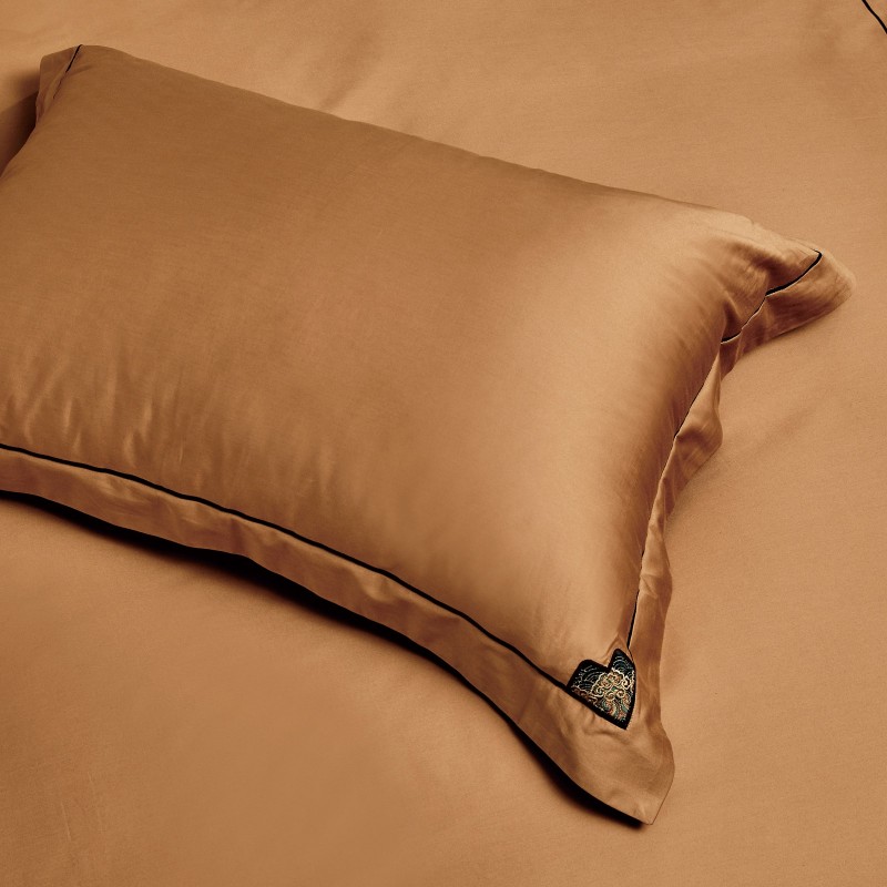 Pamučno satenski PREMIUM vezeni posteljni set Svilanit Diana, smeđa