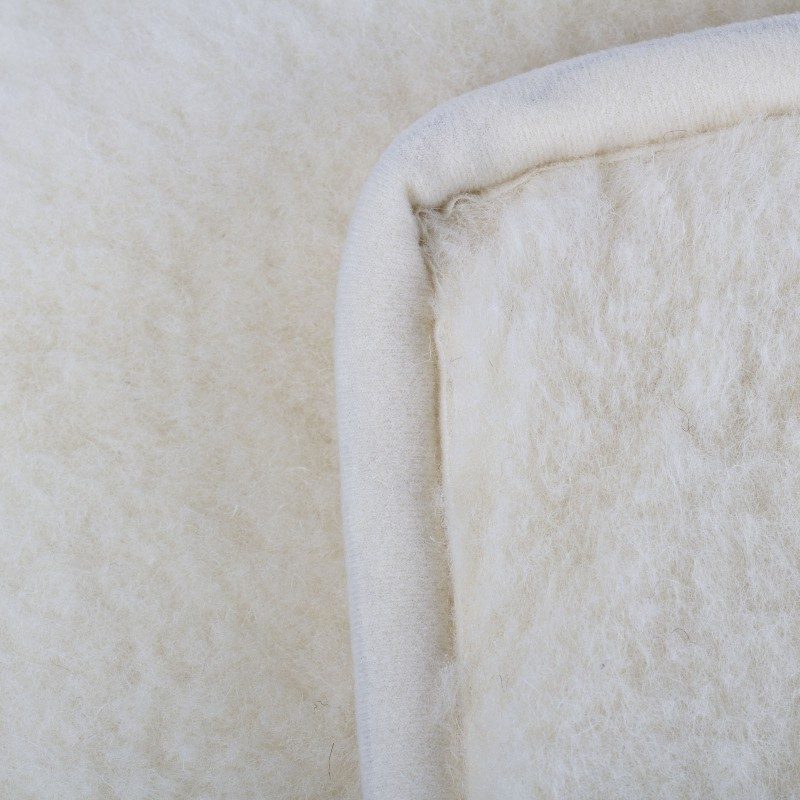 Topli Merino zimska pokrivač oduševit će vas udobnošću i toplinom u najhladnijim zimskim mjesecima. Vuneni pokrivač je dobar izbor za sve koji cijene prirodne materijale. 100% merino vuna daje pokrivaču prozračnost jer regulira tjelesnu temperaturu i odvodi vlagu tijekom spavanja. Vuneni pokrivač sinonim je za savršenu toplinu i maksimalnu udobnost u hladnim zimskim noćima.