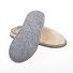 Za udoban korak! Mekane kućne papuče SoftTouch Home su izrađene od kvalitetnih mikrovlakana koja daju još bolji osjećaj mekoće i udobnosti. Jednobojne papuče s tvrdim potplatom i dekorativnim rubom. Papuče su primjerene za muškarce. Papuče nisu primjerene za strojno pranje.