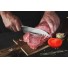 Zbog širokog oblika oštrice, nož je u japanskoj kuhinji nazvan nožem tri vrline jer ima dobra svojstva za rezanje povrća, ribe i mesa. Oštrica je proizvedena od nehrđajućeg čelika njemačke kvalitete, a izdržljiva ručka izrađena je od visokokvalitetne ABS plastike koja dopušta maksimalna opterećenja. Profesionalna oštrina bit će vam od velike pomoći kada trebate brzo i točno rezati veće i manje komade namirnica. Prednost noža je dvostrana oštrica, ručno oštrena pod kutom od 15 ° za dugotrajnu oštrinu i trajnost. Zbog posebnog brušenja nož je dodatno otporan na koroziju, hrđu i mrlje. Nož se lako čisti pod tekućom vodom s malo deterdženta.