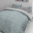 Vrijeme je za potpuno uživanje u modernim pamučnim posteljinama! Posteljina Blue Dots od mekanog pamučnog satena, koji je satkan od visokokvalitetnog, tankog tkanja. Posteljina od satena je prekrasan ukras vaše spavaće sobe, a u isto vrijeme odličan izbor za udoban i ugodan san. Posteljina je periva na 40 °C.