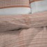 Vrijeme je za potpuno uživanje u modernim pamučnim posteljinama! Posteljina Leyla od mekanog pamučnog satena, koji je satkan od visokokvalitetnog, tankog tkanja. Posteljina od satena je prekrasan ukras vaše spavaće sobe, a u isto vrijeme odličan izbor za udoban i ugodan san. Posteljina je periva na 40 °C.