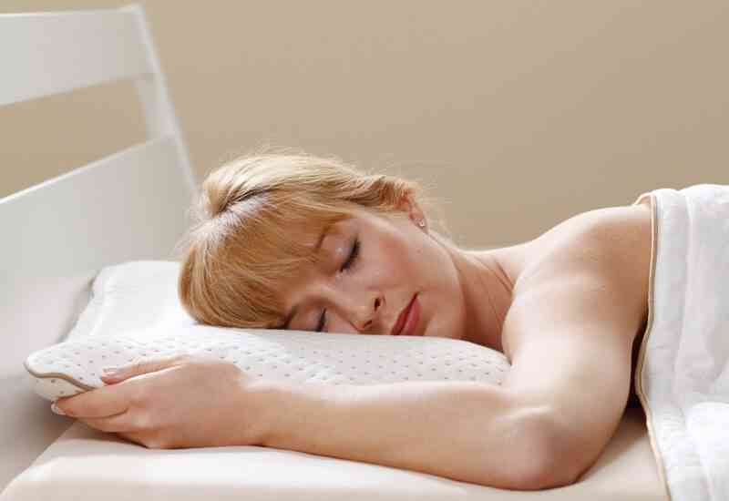 Niži i veći jastuk za ljubitelje spavanja na leđima i trbuhu